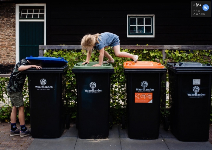 Image de photojournalisme familial aux Pays-Bas animée par un moment d'enfants espérant des poubelles