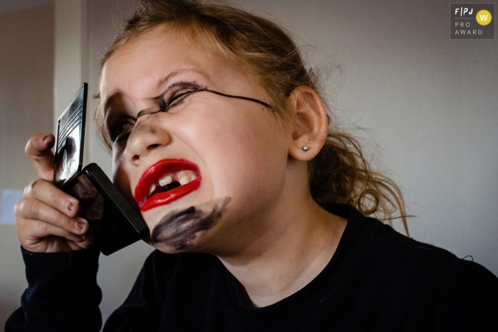 Photographie de famille néerlandaise animée par un moment d'une fille qui s'est mise dans une trousse de maquillage