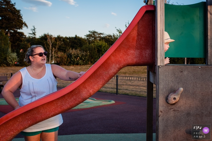 Photographie de famille Noord Brabant d'une mère attendant que son enfant descende le toboggan