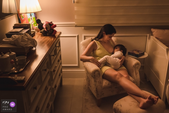 Image de photojournalisme familial de Campo Grande, animée par un moment, d'une mère allaitant son enfant