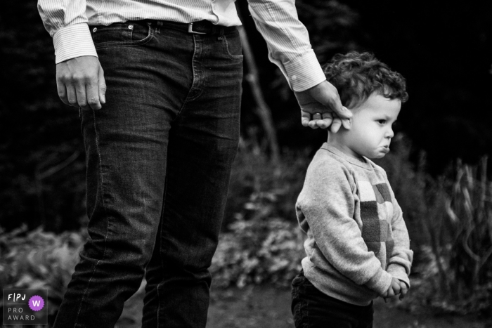 Moment-driven Antwerpen family photography covered in black and white of a boy, maybe not so happy Moment-driven Antwerpen family photography covered in black and white of a boy, maybe not so happy
