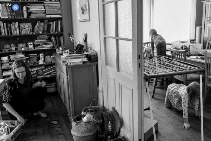 Tallinn family photography at home showing a moment when the mother cleans in one place, the children act in another place and everything starts all over again Moment-driven Tallinn family photography at home showing a moment when the mother cleans in one place, the children act in another place and everything starts all over again