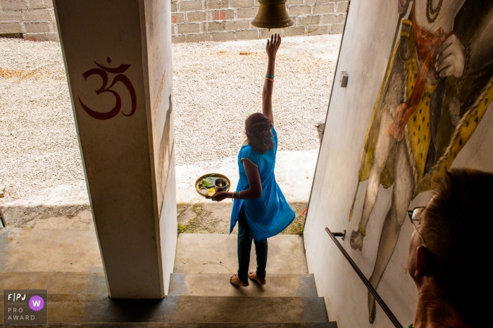 Image de photojournalisme de la famille Hesse motivée par un moment d'une fille au temple