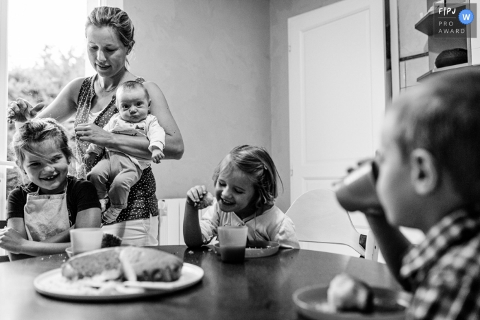 Moment-driven Occitanie family photography in BW showing breakfast for everyone Moment-driven Occitanie family photography in BW showing breakfast for everyone