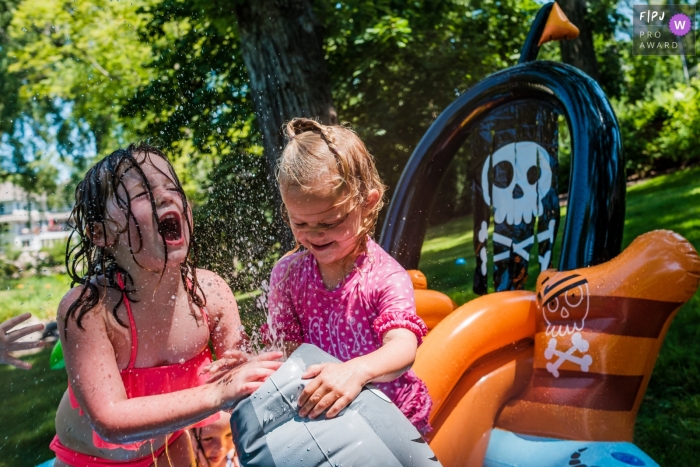 Photographie de famille à San Francisco, animée par un moment, d'enfants jouant à l'extérieur sur le bateau de jeu aquatique