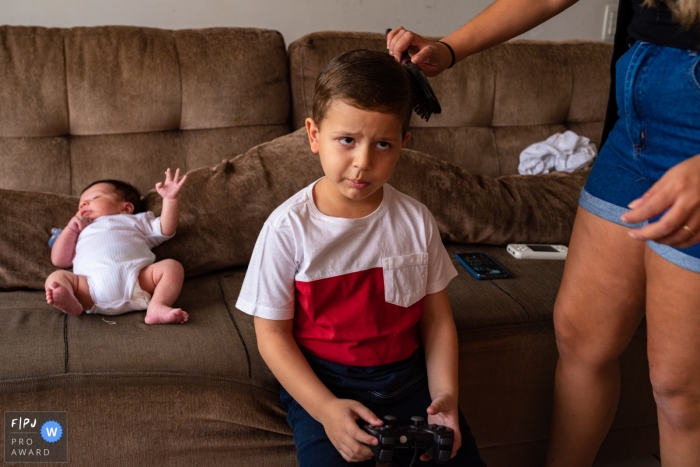 Moment-driven Cuiabá family photography capturing the look - he just wants to play, not comb his hair