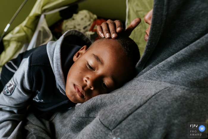 Moment-driven Sao Paulo family photography of a boy resting on a comfortable shoulder Moment-driven Sao Paulo family photography of a boy resting on a comfortable shoulder