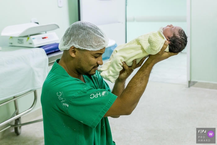 Hospital Plantadores de Cana birth photography showing the father consecrating the son Hospital Plantadores de Cana birth photography showing the father consecrating the son