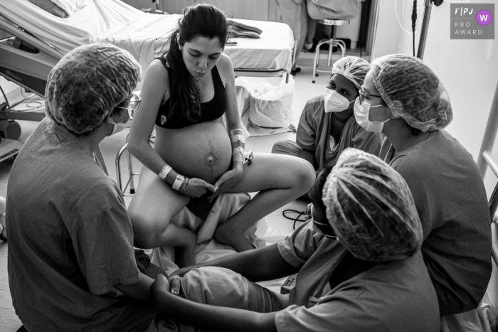 Sao Paulo Geburtsbild einer Frau, die die Protagonistin ihrer Geburt ist, während ihr Partner und das Team auf die Ankunft des Babys im Krankenhaus Sepaco . warten