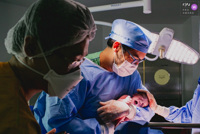 São Luiz Itaim hospital birth photography of a newborn baby right after delivery São Luiz Itaim hospital birth photography of a newborn baby right after delivery