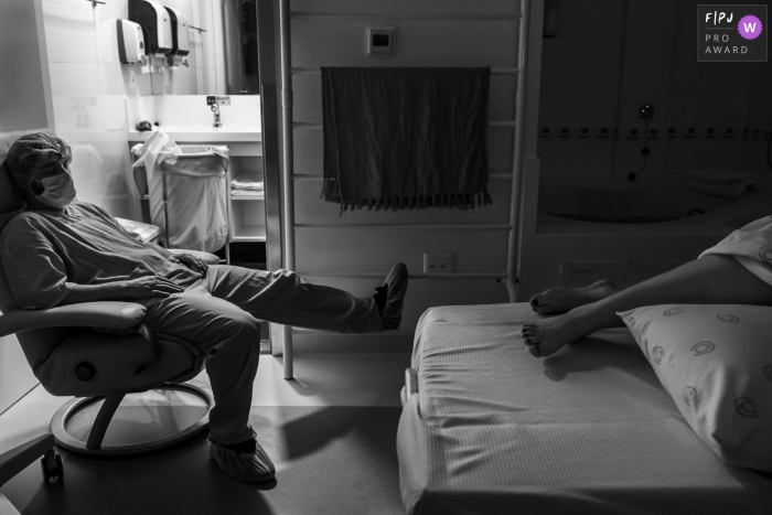 Maternidade Pro Matre birthing image of a couple resting during the labor process Maternidade Pro Matre birthing image of a couple resting during the labor process
