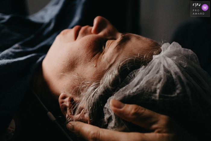 Maternidade Ilha labor image displaying a woman's emotion and pain during labor Maternidade Ilha labor image displaying a woman's emotion and pain during labor