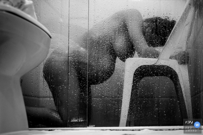 Santa Catarina mother in labor takes a shower to relieve the pain Santa Catarina mother in labor takes a shower to relieve the pain