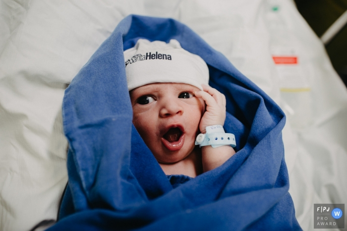 Maternidade Santa Helena hospital newborn image of infant with an expression of surprise