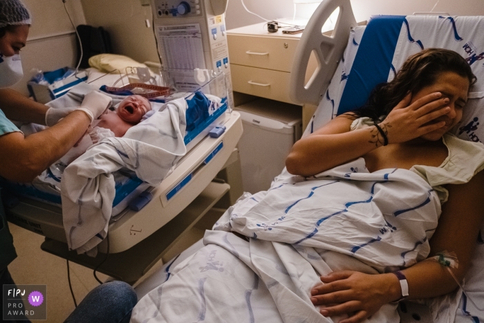 Fotosession im Krankenhaus von Sao Paulo, die zeigt, dass die Mutter zusammen mit ihrem weinenden Sohn leidet