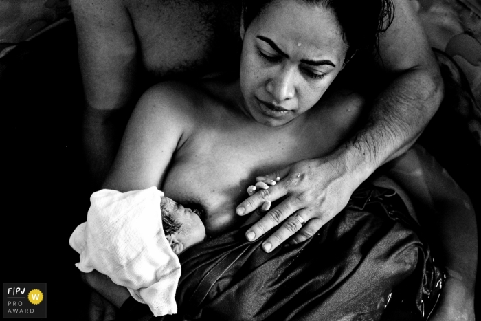 Maternidade Ilha birth session image of the new mother breastfeeding for the first time Maternidade Ilha birth session image of the new mother breastfeeding for the first time
