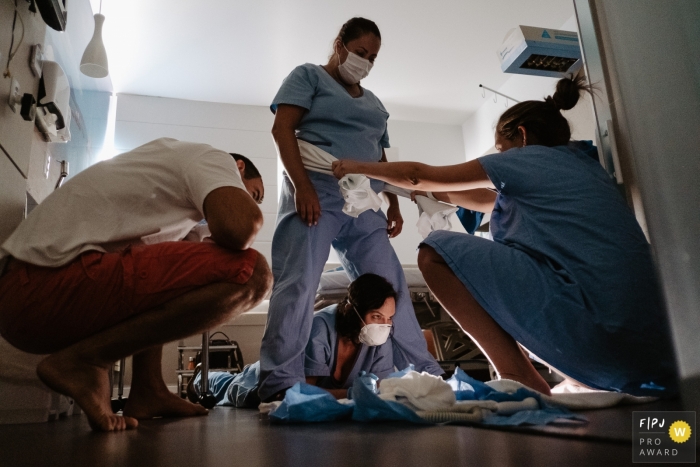 Photo de naissance de Maternidade Santa Helena montrant une mère en travail avec une évaluation médicale proche du moment de l'accouchement