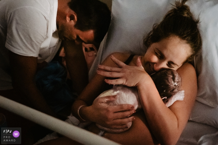 Maternidade Santa Helena photo de naissance du moment de la naissance de la fille, avec un père et une mère très émotifs