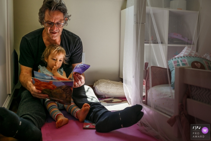 Belo Horizonte family image of a beautiful scene of the father and daughter at the time of storytelling Belo Horizonte family image of a beautiful scene of the father and daughter at the time of storytelling