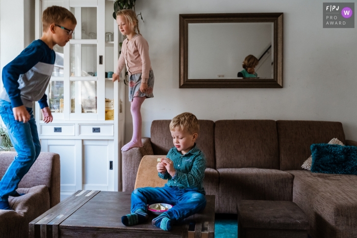 A big family with four children in one image captured during a Zuid Holland Family session