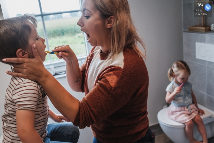 Bruder und Schwester beim Zähneputzen, aufgenommen von einem Antwerpener Fotografen während eines Tages in der Life-Session