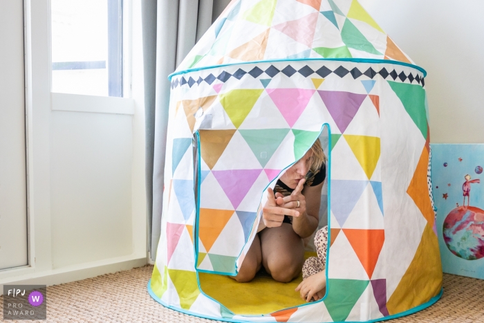 Gelderland family playtime photography of a mother with daughter in tent telling her to be quiet Gelderland family playtime photography of a mother with daughter in tent telling her to be quiet