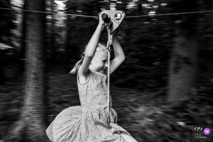 Journée de la Flandre orientale dans la session de vie d'une fille faisant un tour en tyrolienne