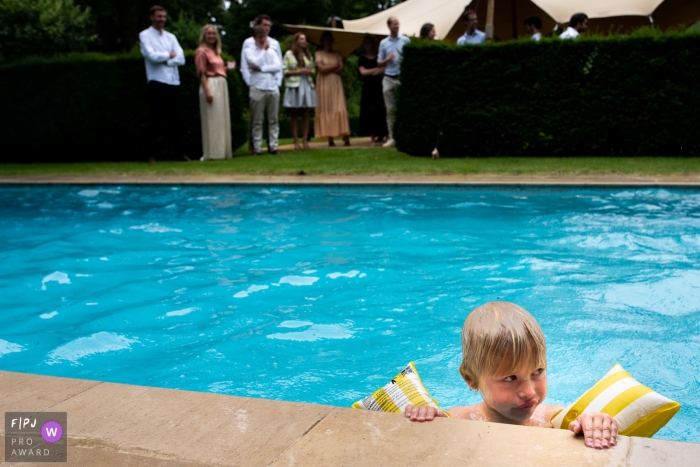 Journée de la Flandre orientale dans la vie photo d'un jeune garçon portant des flotteurs dans la piscine de l'arrière-cour