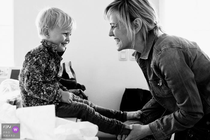 Photo de famille de Flandre orientale d'une mère et d'un fils se montrant heureux l'un de l'autre