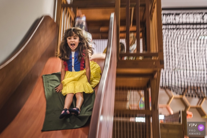 Campo Grande party photography showing a young girl sliding, having fun during a birthday party Campo Grande party photography showing a young girl sliding, having fun during a birthday party