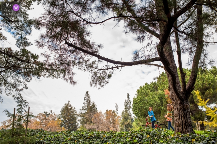 San Francisco family shoot of siblings walking their bikes in the park San Francisco family shoot of siblings walking their bikes in the park