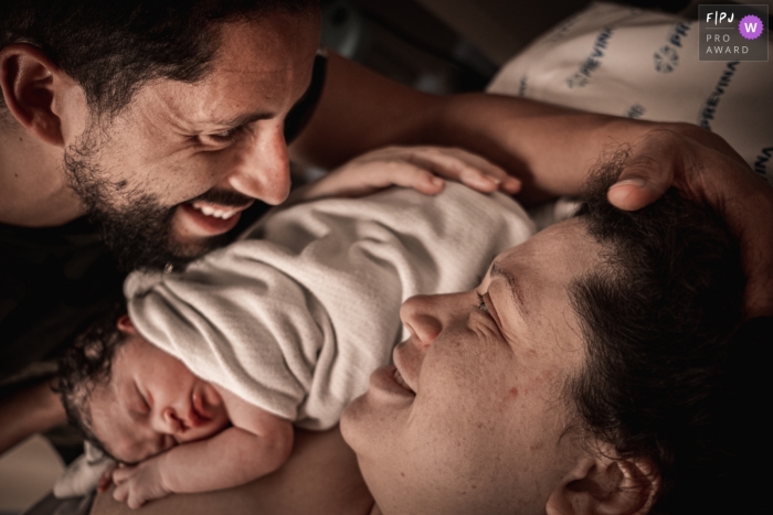 Ein Geburtsfotograf aus Sao Paulo hat dieses Baby mit Mama und Papa im Krankenhaus dokumentiert