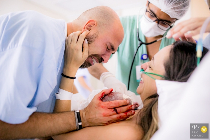 Un photographe de famille de Sao Paulo, au Brésil, de Maternidade Pro Matre a capturé cette image émouvante d'un père avec sa mère et son nouveau-né à l'hôpital