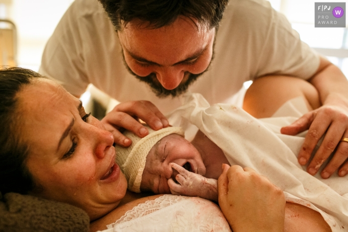 Ein dokumentarischer Geburtsfotograf aus Belo Horizonte im Neocenter Maternidade hat die großen Emotionen des Paares bei der Geburt ihres Babys eingefangen