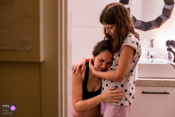 Photographie documentaire de la naissance de Sao Paulo à Parto Domiciliar du soutien des filles aînées pendant le travail