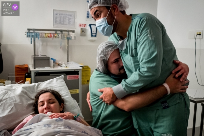 Photo by: <a href="https://www.fpja.com/documentary-family-photography-contests/ivete-siqueira-da-franca-bueno/sao-paulo/2115602">Ivete Siqueira da Franca Bueno - Brazil</a> Sao Paulo birth photography at Maternidade São Luis Itaim Bibi of a hug of those who were present all the time, since college as They met to celebrate the babys arrival