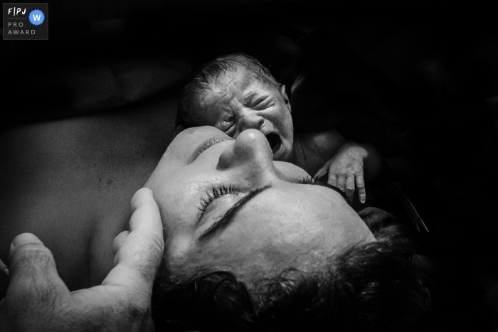 Photo by: <a href="https://www.fpja.com/documentary-family-photography-contests/ivete-siqueira-da-franca-bueno/sao-paulo/2115604">Ivete Siqueira da Franca Bueno - Brazil</a> A Sao Paulo, Brazil documentary birth photographer at Maternidade São Luis Itaim Bibi recorded the most anticipated cry, premature baby, in 33 weeks