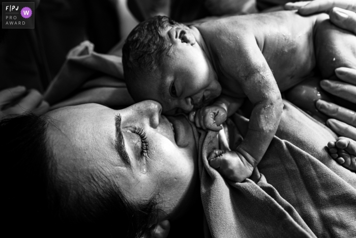 Photo by: <a href="https://www.fpja.com/documentary-family-photography-contests/lisandro-castro/cuiab%C3%A1/2116252">Lisandro Castro - Brazil</a> Cuiaba documentary birth photography of Mothers first contact with her daughter in the hospital