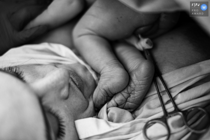 A Mato Grosso birth photographer captured Moms coziness in BW with new baby in the hospital A Mato Grosso birth photographer captured Moms coziness in BW with new baby in the hospital