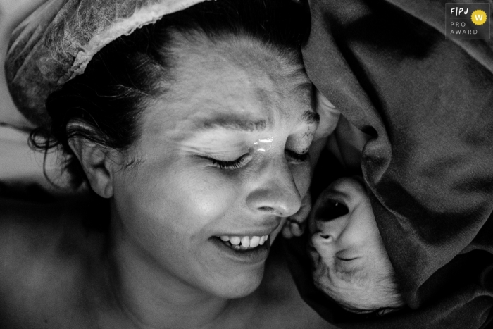 Photo by: <a href="https://www.fpja.com/documentary-family-photography-contests/thiago-braga/florianopolis/2116341">Thiago Braga - Brazil</a> Florianopolis documentary birth photography at Maternidade Santa Helena chronicling the Meeting of mother and child, in the golden hour