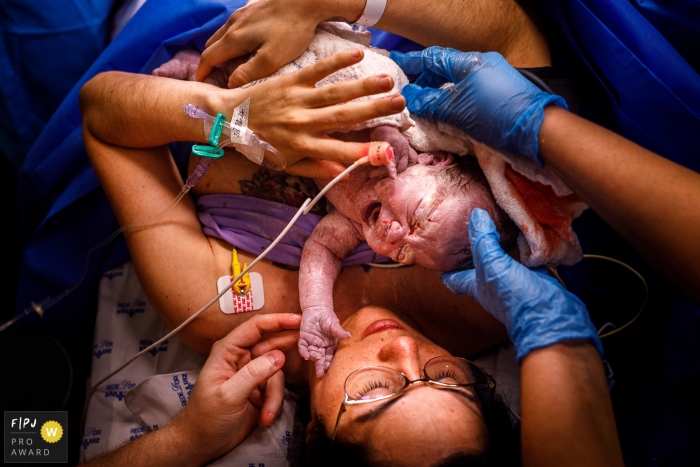 Photo by: <a href="https://www.fpja.com/documentary-family-photography-contests/priscilla-mondo/sao-paulo/2116369">Priscilla Mondo - Brazil</a> Sao Paulo, Brazil birth photography at São Luiz Itaim of the First touch between baby and mommy at the hospital