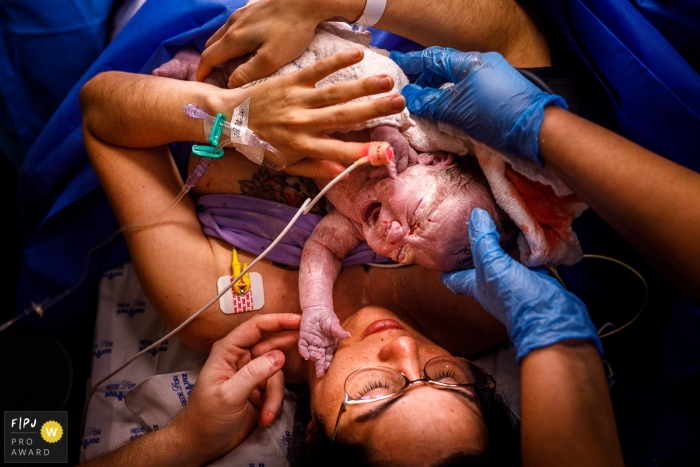 Sao Paulo, Brasilien Geburtsfotografie in São Luiz Itaim der ersten Berührung zwischen Baby und Mama im Krankenhaus