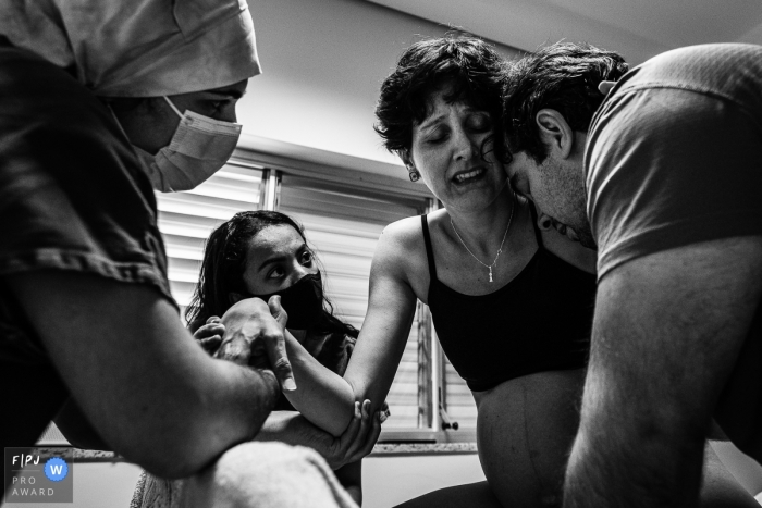 Sao Paulo documentary birth photography chronicling the Support the mother is receiving during baby delivery Sao Paulo documentary birth photography chronicling the Support the mother is receiving during baby delivery