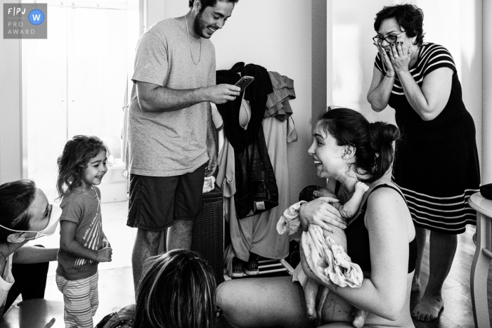 Sao Paulo dokumentarische Geburtsfotografie von Ein schöner und unvergesslicher Moment als Die älteste Schwester sieht ihre kleine Schwester kommen