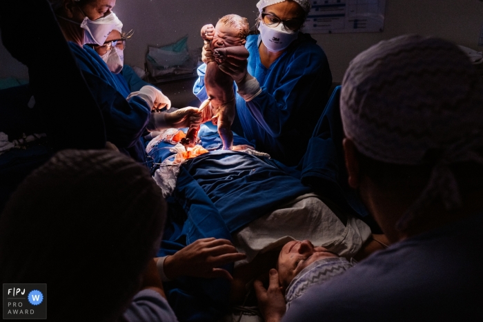 Sao Paulo Geburtsfoto des Babys, das unter den Lichtern des Kreißsaals des Krankenhauses ankommt