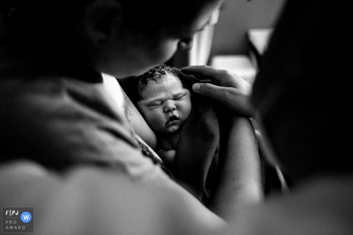 Florianopolis documentary birth photography at Maternidade Santa Helena chronicling the newborn baby in black and white