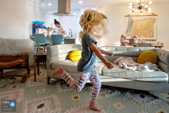 Photo by: <a href="https://www.fpja.com/documentary-family-photography-contests/jill-mcnamara/phoenix/2115164">Jill McNamara - United States</a> Phoenix documentary family photography showing how a Dance party should happen at home