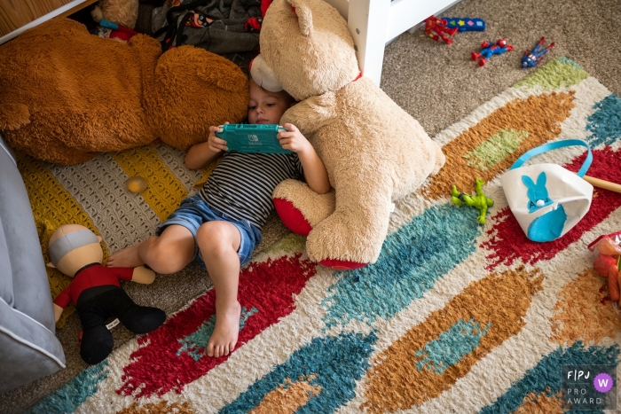 Photo by: <a href="https://www.fpja.com/documentary-family-photography-contests/jill-mcnamara/phoenix/2115171">Jill McNamara - United States</a> Phoenix, AZ documentary family photography chronicling a young video Gamer and the bears