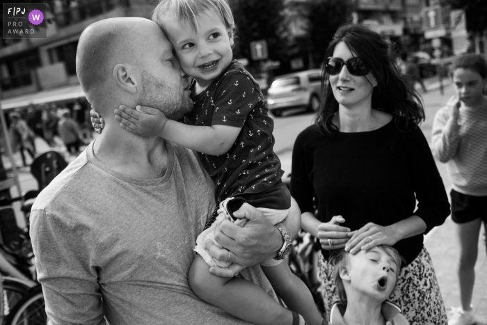 Un photographe de famille documentaire anversois a enregistré une promenade avec maman et papa dans les rues de la ville