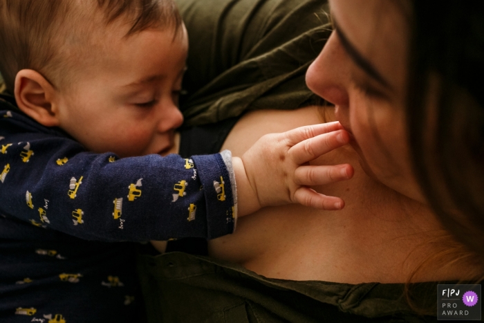 Photo by: <a href="https://www.fpja.com/documentary-family-photography-contests/adriana-costa/belo-horizonte/2115362">Adriana Costa - Brazil</a> A Belo Horizonte family photographer captured the important connection that the baby maintains with its mother during breastfeeding, strengthening the bonds between them